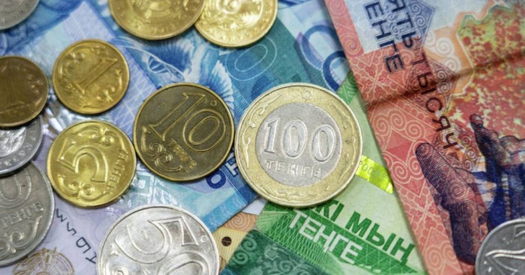 сенатор әрбір қазақстандықтың 330 мың теңгеден қарыз екенін айтты