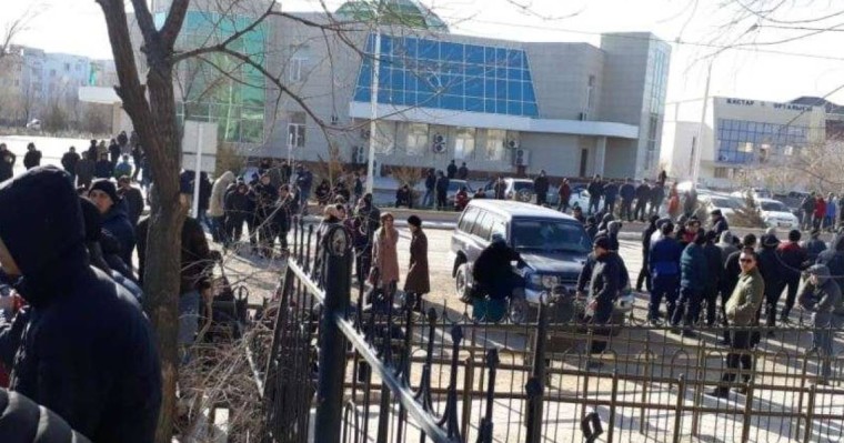 Жұмыс сұраған жаңаөзендіктер биліктен қысым болып жатқанын хабарлайды