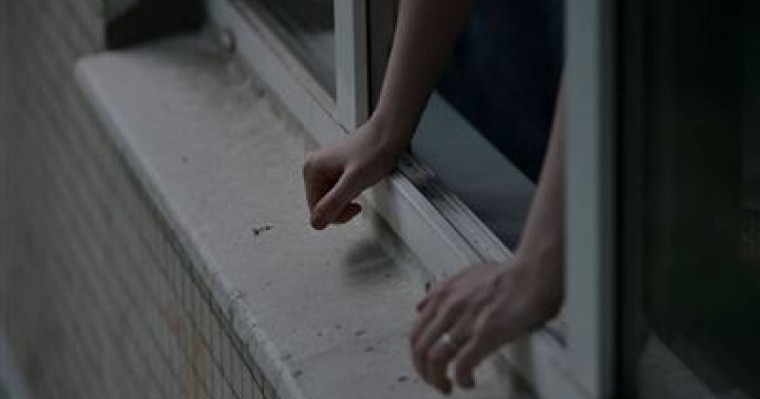 Төрт баланың анасы балконнан секіріп кетті