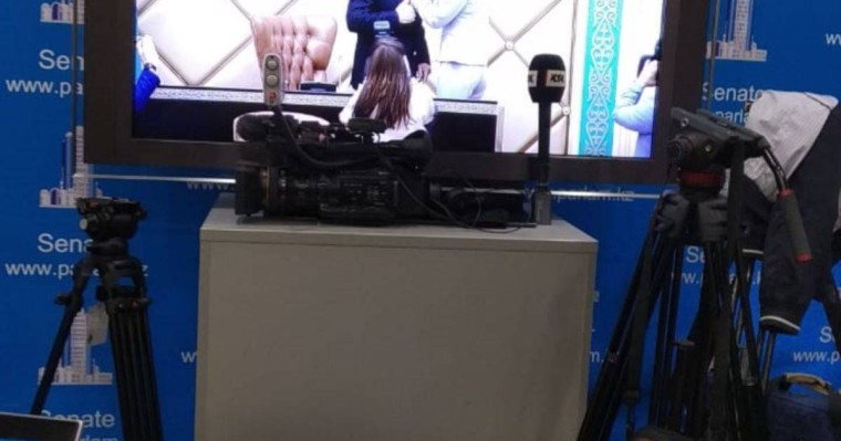 Назарбаев қатысқан сенат отырысында оны төс белгімен марапаттап, мадақтады