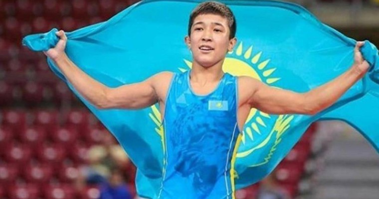 哈萨克斯坦少年获得国际青少年摔跤赛冠军