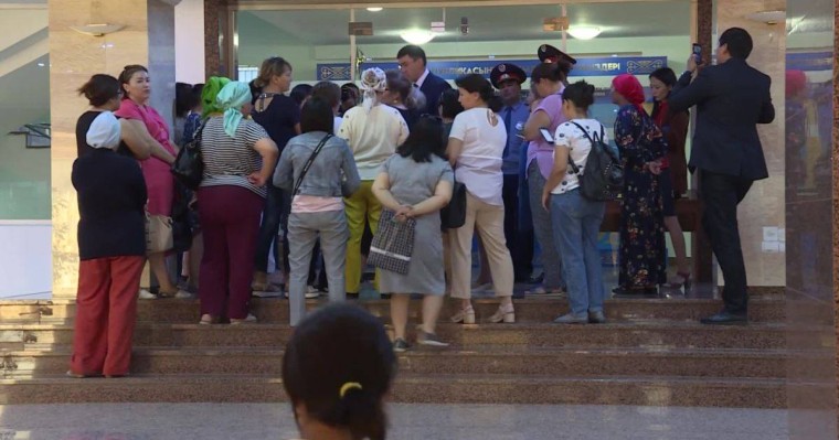 "Біз қылмыскер емеспіз". Аналар әкімдік қысым жасағанын айтады