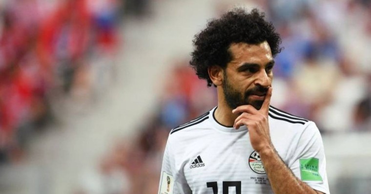 Жанкүйерлер танымал футболшыны мешітке жібермей қойды