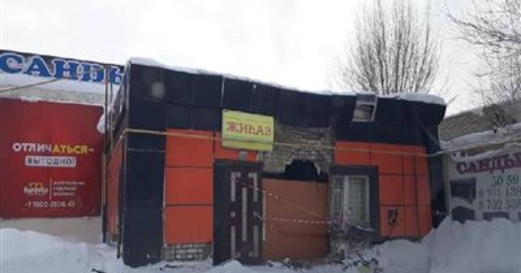 Оралда автобус дүкенді қиратып кетті