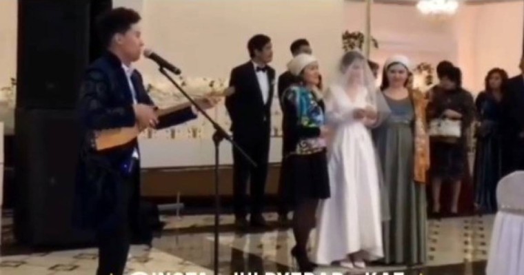 Келіннің бетін заманауи әнмен ашқан асаба қызу талқыға түсті (видео)