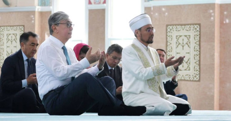 Тоқаев мешітке барып, дұға жасады