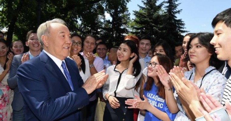 Нұрсұлтан Назарбаев қандай көлікпен жүреді