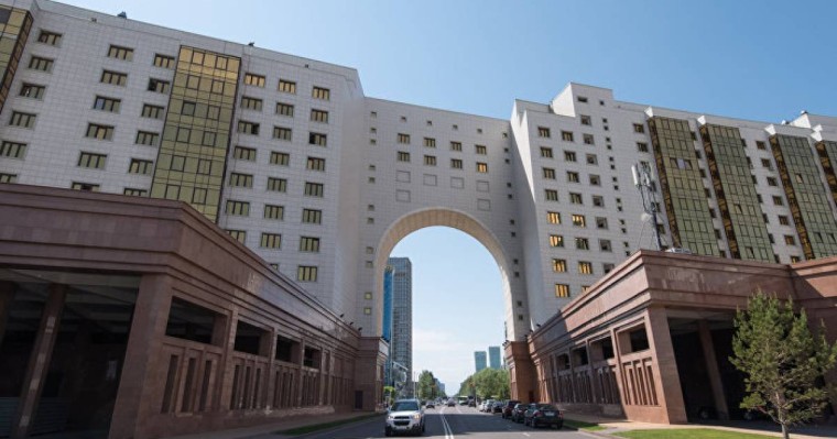 Бір топ әйел министрліктер үйіне шу шығарды