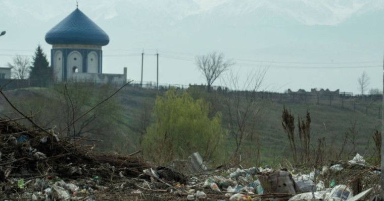 "Киесі ұрады": Әлмерек әулие кесенесінің маңындағы күл-қоқыс