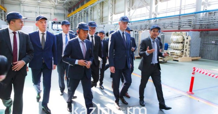 法国经济和财政部部长访问哈萨克斯坦 参观哈法合资铁路机车制造企业