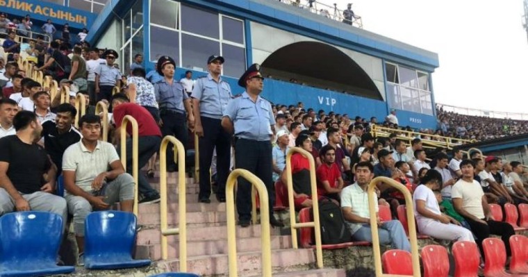 Шымкенттегі футбол матчы кезінде жанкүйер алаңға жүгіріп шықты – видео