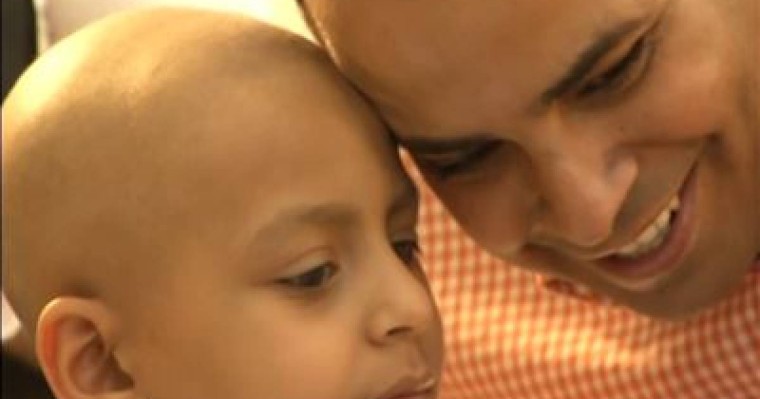 ФОТО: Шаштараз химиотерапиядан өткен балаларға тегін парик сыйлап жүр