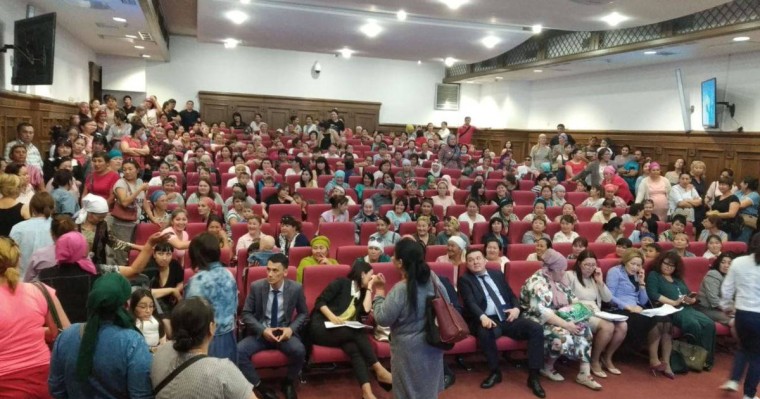 Нұр-Сұлтанда жүзге жуық көп балалы ана тағы жиналды