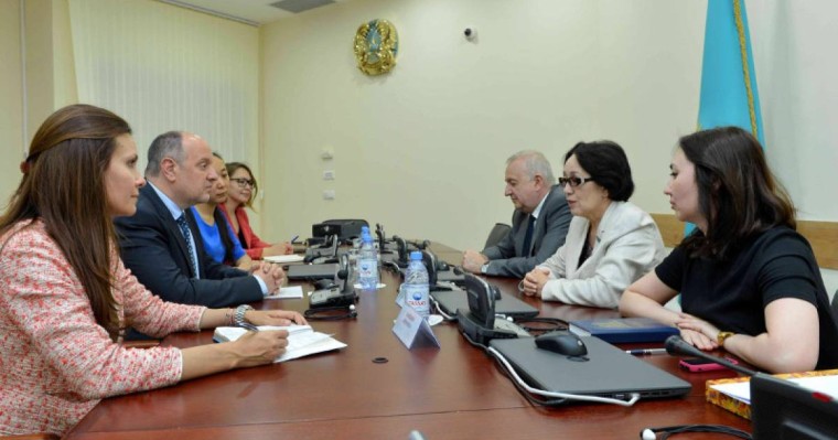 哈萨克斯坦儿童权益代表同联合国儿童基金会代表举行会晤