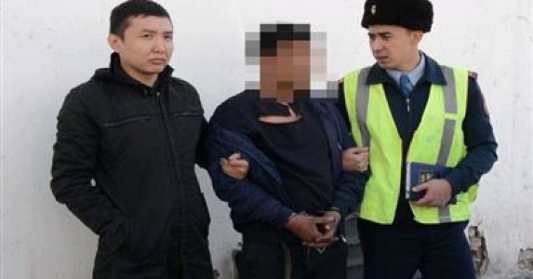 Мас жүргізушінің көлігінен есірткі мен суық қару табылды