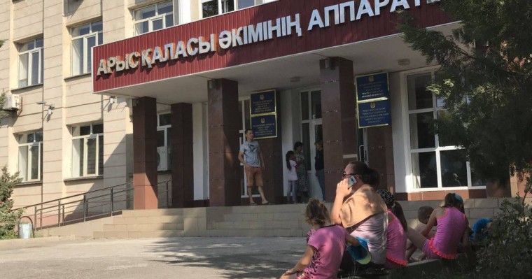 Арыс тұрғындары үйлерінің жөнделмей жатқанын айтып, әкімдікке келді