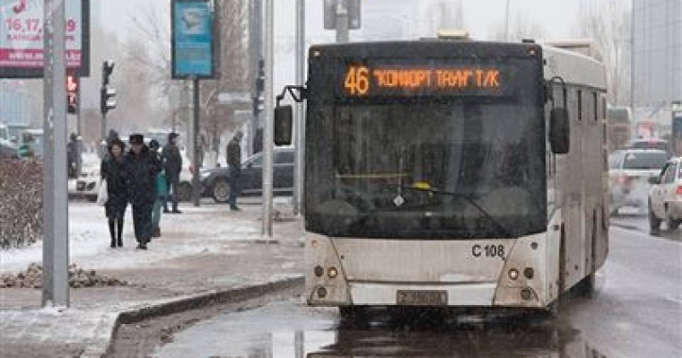 Астанада адамдар отырған автобус өртенді