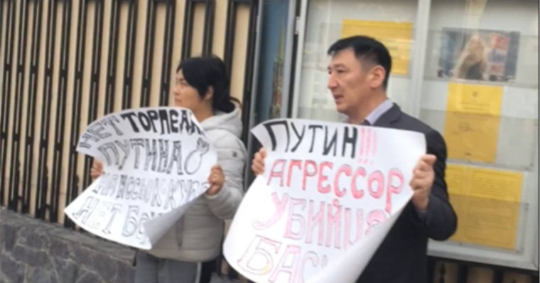 Бішкекте Путинге қарсы акцияға шыққан ерлі-зайыптының ісі тоқтады