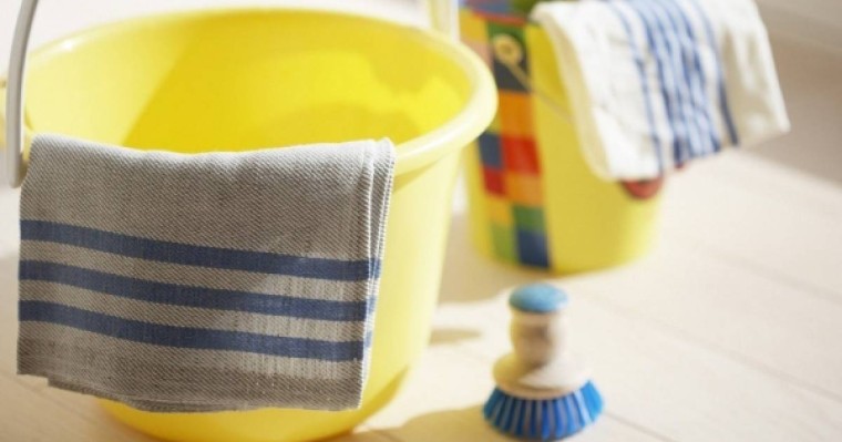 Тұсқағаздағы майлы дақты қалай кетіруге болады?