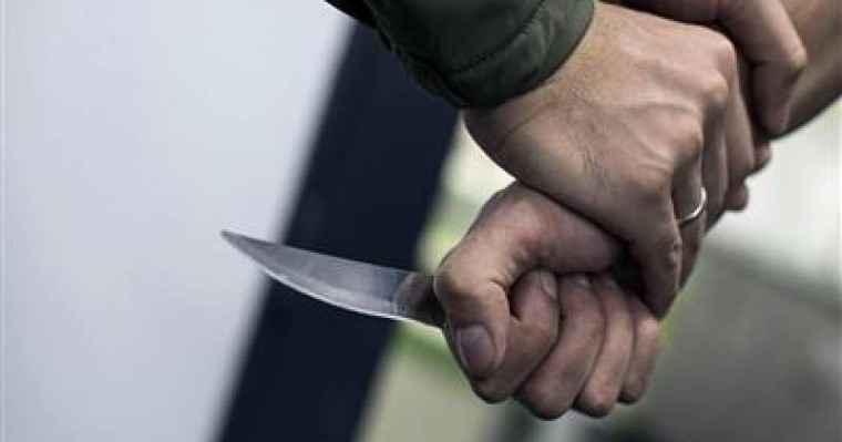 ВИДЕО: Полицейдің қулығының арқасында кепілге алынған қыз босатылды