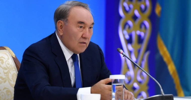 Назарбаев Президенттік өкілеттігін тоқтататынын мәлімдеді