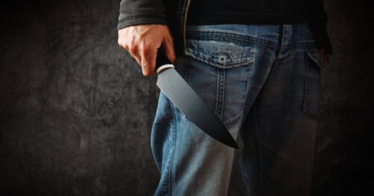 Алматыда ұрланған заттарды сатып алумен айналысқан адам полиция қызметкерін пышақпен ұрды