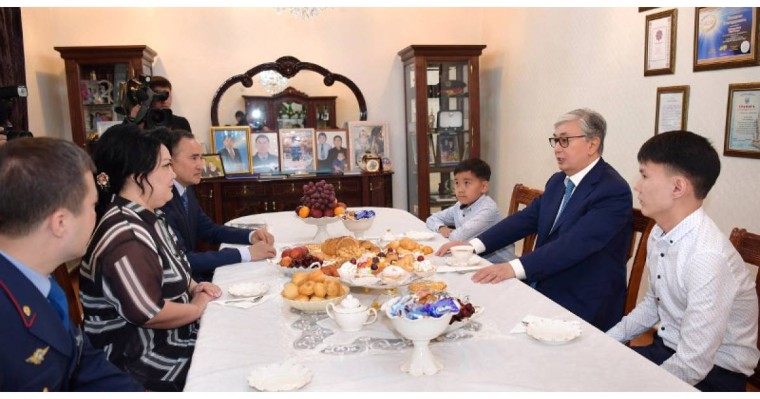托卡耶夫总统拜访烈士家庭