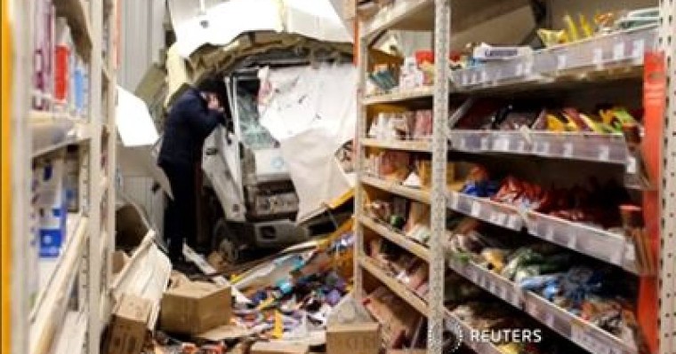 ФОТО: Жүк көлігі супермаркеттің ішіне кіріп кетті