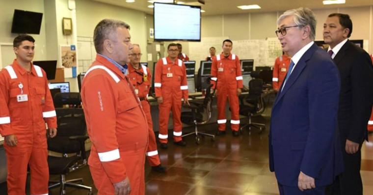 托卡耶夫总统乘直升机视察"博拉沙克"石油天然气工厂