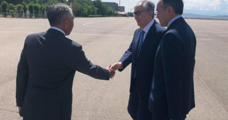 托卡耶夫总统抵达江布尔州开始视察