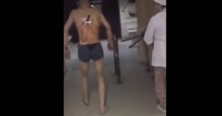 Арқасына қанжар сұғылған ер адам шылым шегуге шықпақ болған