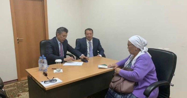 Көпбалалы аналар Үкімет үйінің маңына жиналды