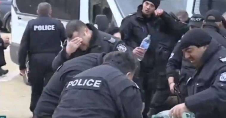 Видеошок: Халықты газбен қайтармақ болған болгар полицейлері өздері уланып қалған