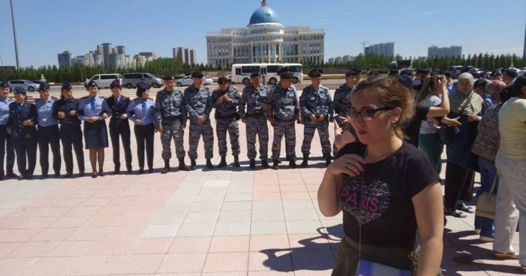 Полиция биліктен баспана сұраған аналарды Ақордаға өткізбеді