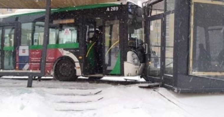 Астанада жолаушылар автобусы аялдамаға соғылды