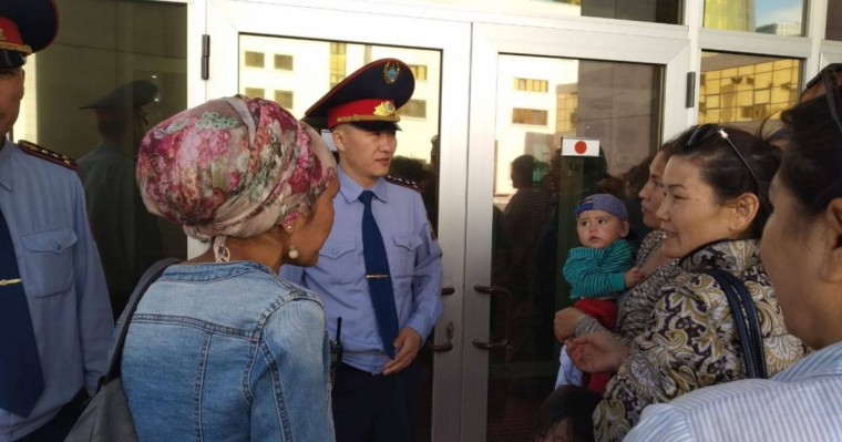Баспана талап еткен наразы аналардың алдына үкімет өкілдері шықты