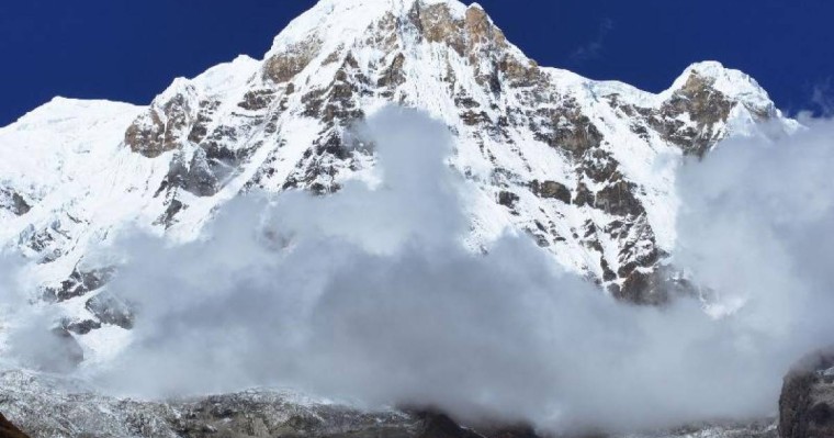 喜马拉雅山一8人登山团失踪