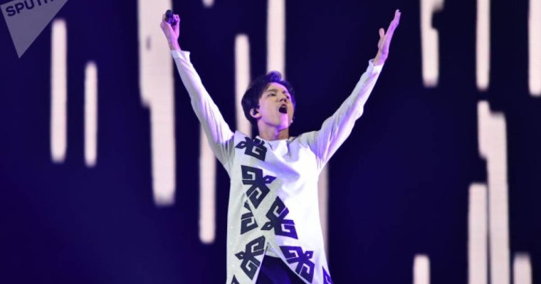 Димаш Игорь Крутойдың туған күнінде ата-анасымен түскен суретін көрсетті