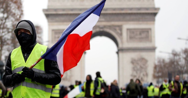 Парижде "полиция озбырлығына" қарсы шеруге жүздеген адам қатысты