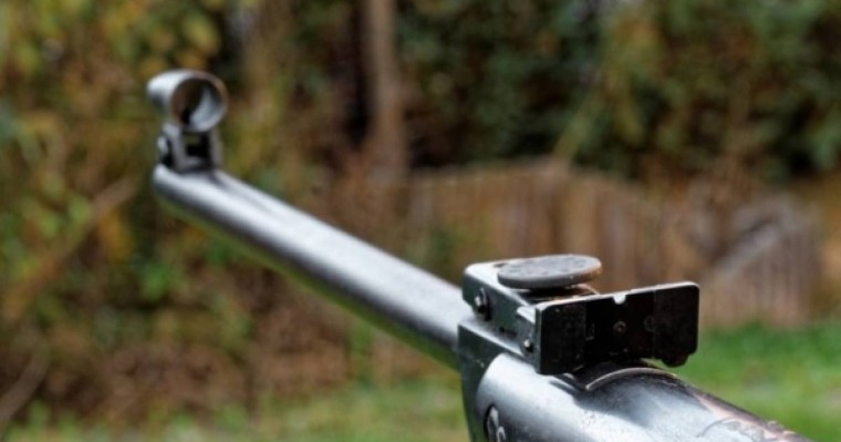 ​Оқушы сабақ үстінде сыныптасын атып алған