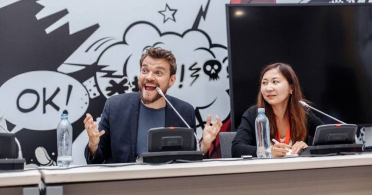 "Тақтар ойынының" жұлдызы Пилу Асбек қазақстандық көрермендермен сұхбаттасты – фото