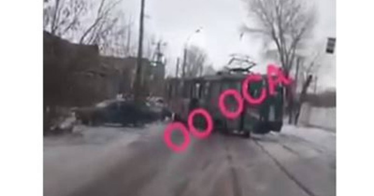 Өскеменде трамвай рельстен шығып кетті