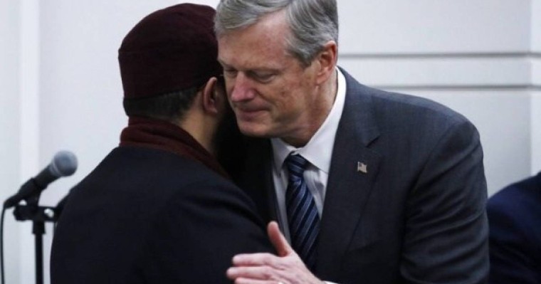 Американский губернатор принял участие в мусульманской молитве