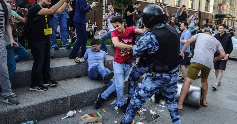 Еуроодақ Мәскеудегі бейбіт шеру кезіндегі жаппай ұстауды айыптады
