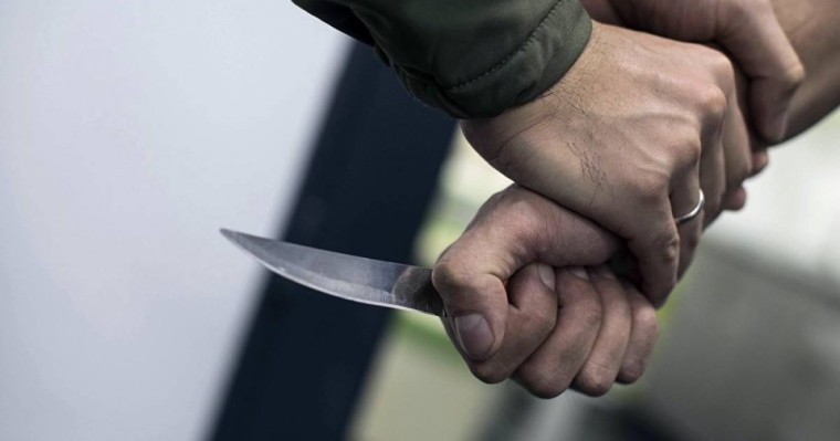 Алматы облысында баласынан айырылған әке дәрігерлерді пышақтады