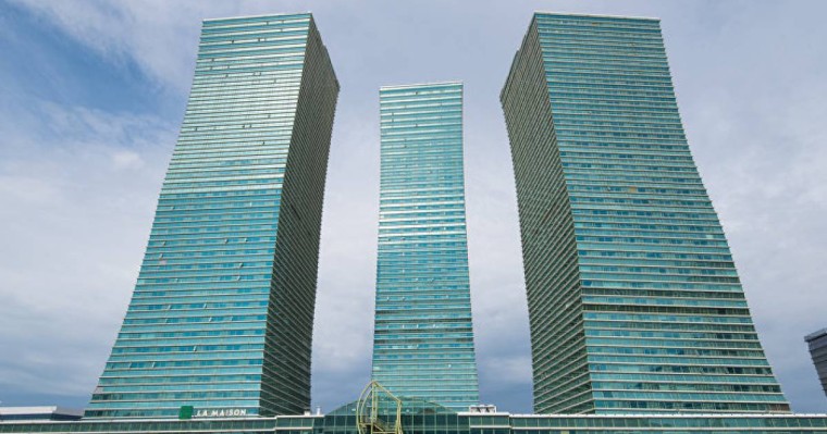 Нұр-Сұлтанда 32-қабаттан салбырап тұрған қыз жұртты шошытты