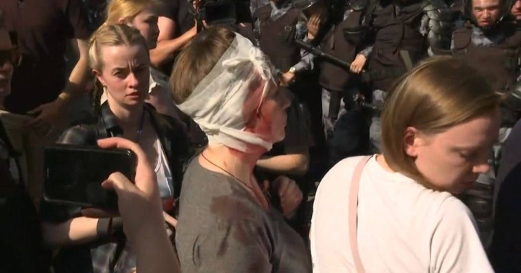 Мәскеудегі бейбіт шеру кезінде ондаған адам соққыға жығылды