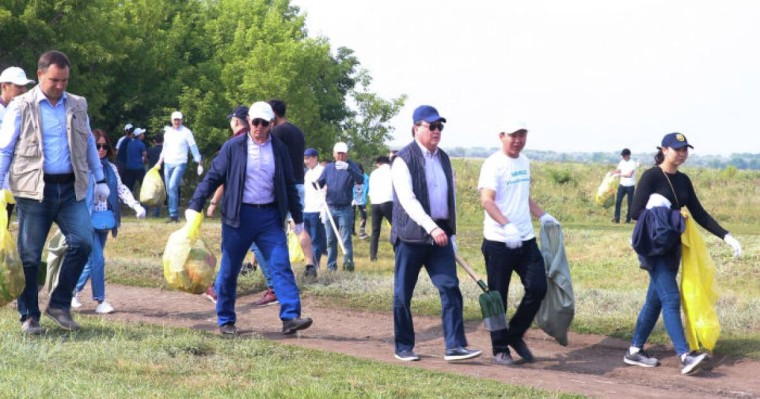 Нұр-Сұлтанда үкімет басшысы бастаған министрлер қоқыс тазалауға шықты