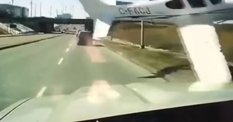 Канадада құлап бара жатқан ұшақ тас жолдағы көлікті сүріп кете жазадады