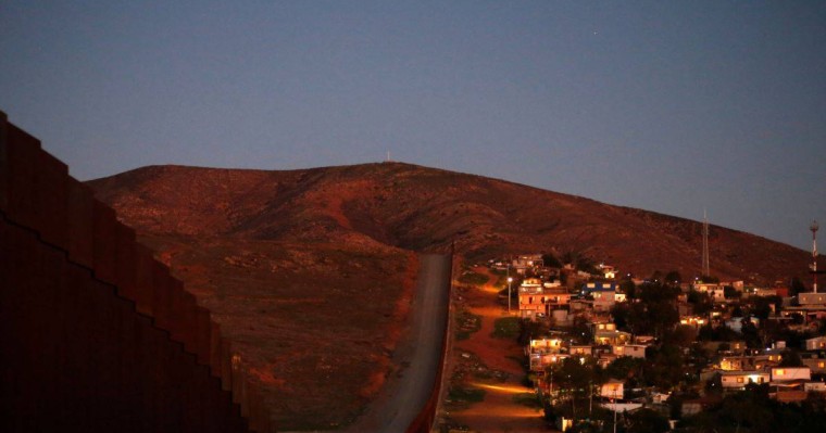 Трамп Мексикамен шекарада дуал құрылысын бастай алады